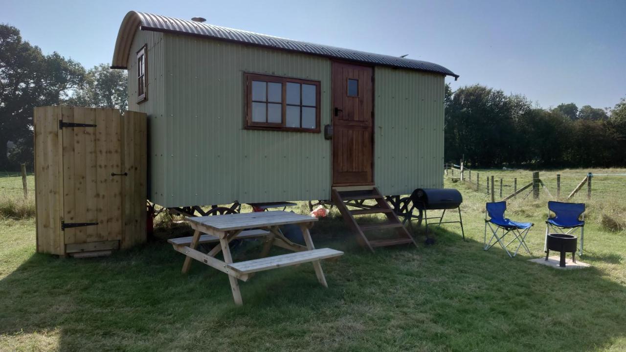 Shepherd Hut On Working Smallholding Ashton Keynes Экстерьер фото