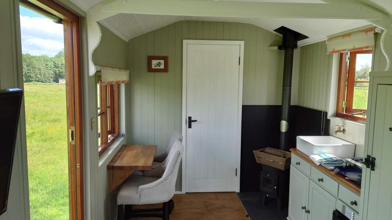 Shepherd Hut On Working Smallholding Ashton Keynes Экстерьер фото